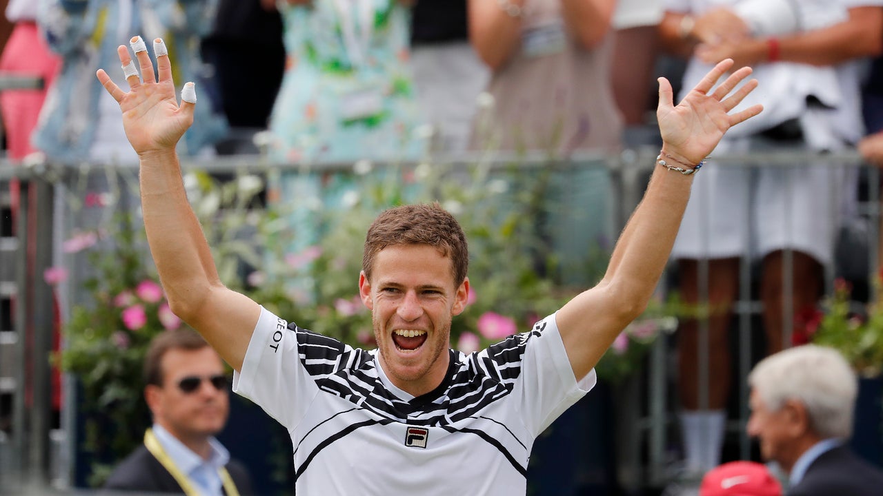 Murray makes winning return in doubles at Queen's Club